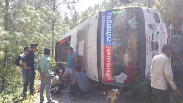 रामेछापको सुनापतिमा बस दुर्घटना, २ जना गम्भीर घाइते 